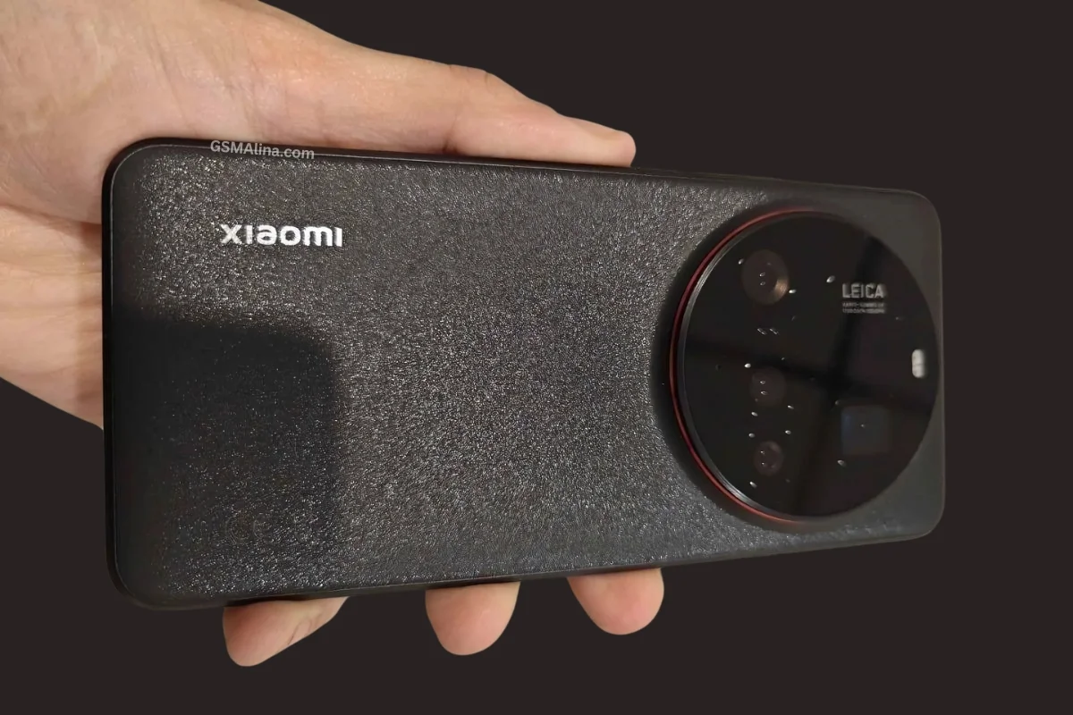 Xiaomi 15 Ultra Leaks in First Hands-On Image