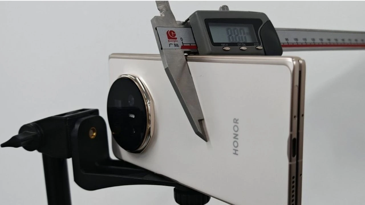 Honor has released an image in defense of Magic V5 Slimness