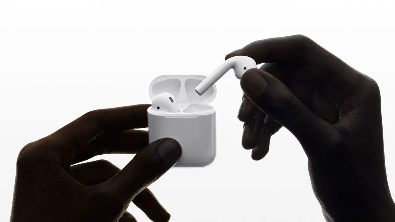 Apple AirPods Sales in China Face Pressure from $70 AI Headsets